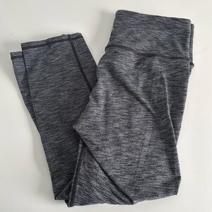 Athleta cropped high rise cropped leggings. Color- marbled gray. Size small.